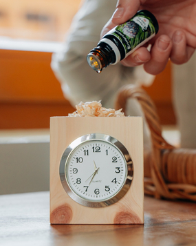 Die perfekte Kombi f&uuml;r einen entspannten Sonntag: Zeit & Zirbenduft ????Unser Zirbenw&uuml;rfelset mit Uhr erinnert dich daran, mal kurz auf Pause zu dr&uuml;cken. Ein paar Tropfen Zirben&ouml;l auf die Sp&auml;ne, tief durchatmen und einfach sein. ????

#zirbelino #zirbenprodukte #zirbe #zirbenholz #waldmomente #zirbenuhr #zirbendeko #zirbenduft #zirbensp&auml;ne #zirben&ouml;l