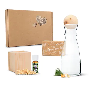 Zirben-Lieblingsbox #9: Zirbenw&uuml;rfel-Set, Zirbenkugel + 1L Nimbus-Karaffe