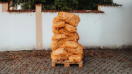 Hier sind 30 S&auml;cke Anz&uuml;ndholz abgebildet.