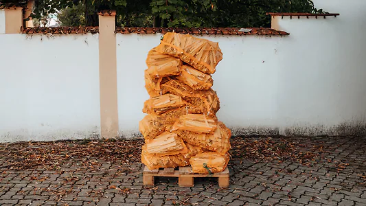 Palette Grill & Chill &ndash; 30 &times; 5 kg Anz&uuml;ndholz aus Zirbenholz, unbehandelt ...
