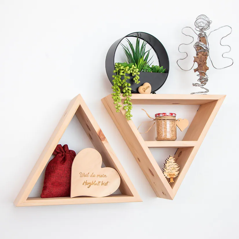 Zwei Dreieck-Regale aus Zirbenholz an der Wand befestigt, mit Zirbenholz Produkten befüllt.