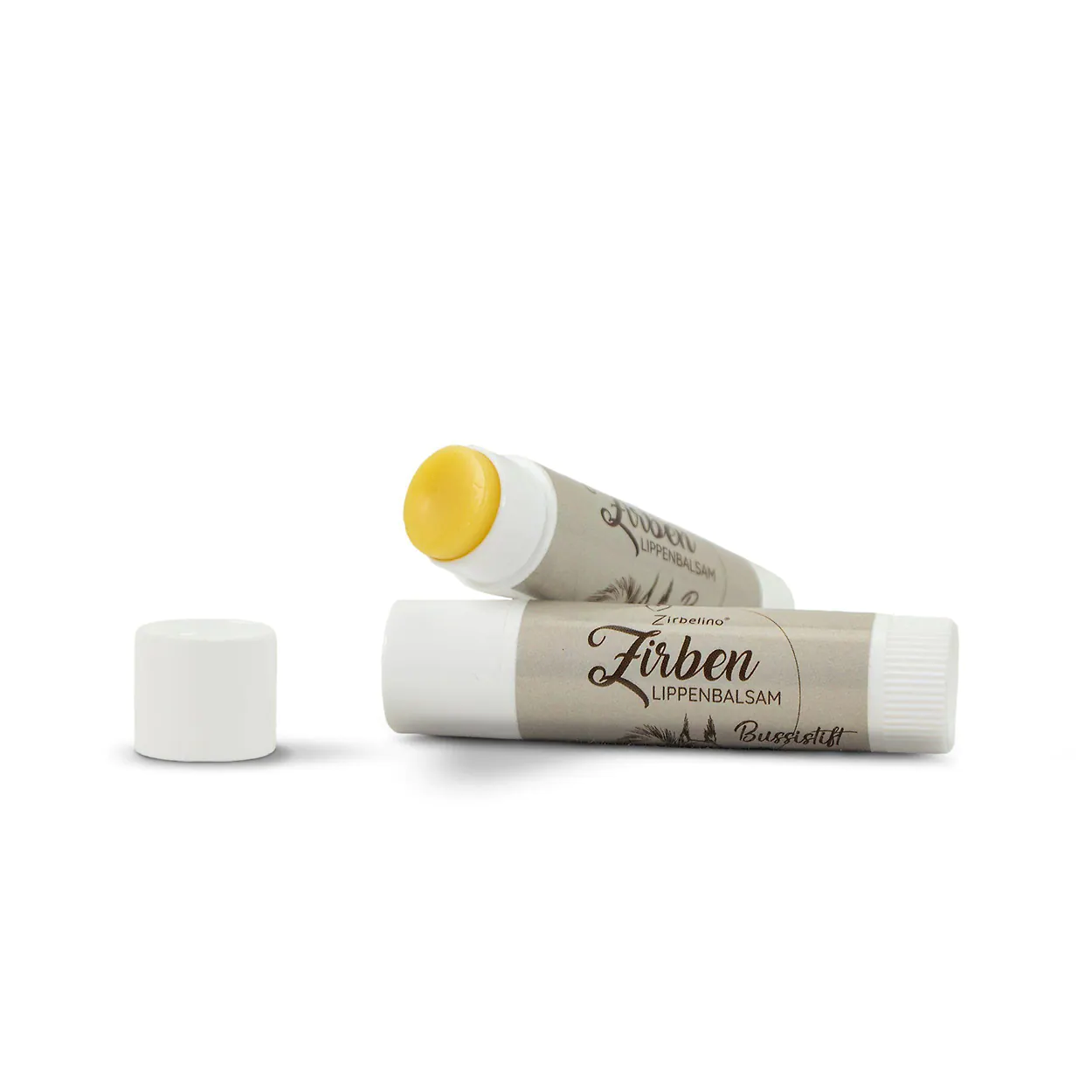 Zwei Lippenbalsamstifte, der Erste stehend, der Zweite schräg geöffnet.