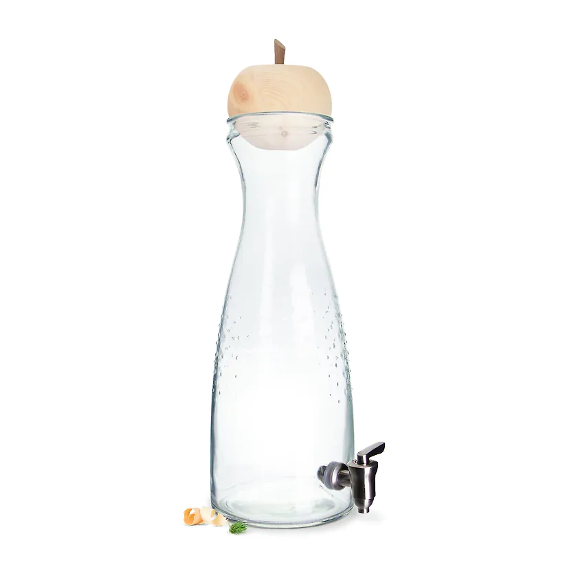 Getränkespender mit 4,5 Liter Füllmaß und einem Zirbenapfel als Verschluss.