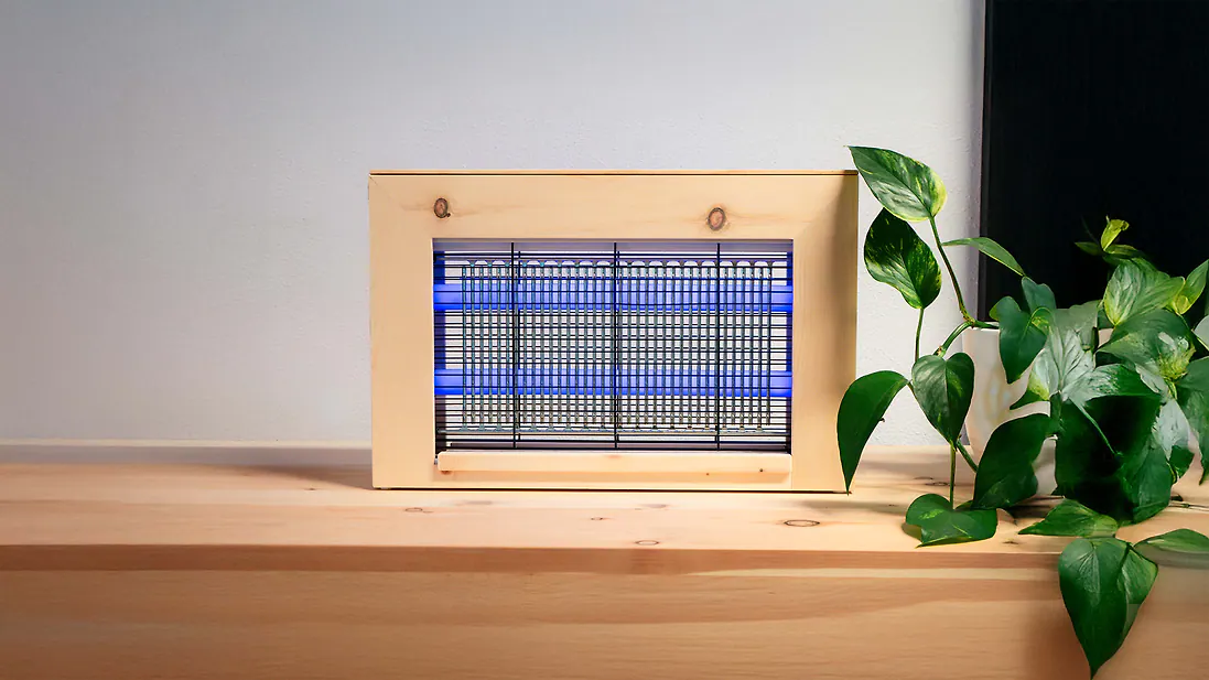 Insektenvernichter "SurrFrei" mit abnehmbarer Zirbenholzh&uuml;lle und Auffangbeh&auml;lter von Zirbelino&reg;: Funktional. Effektiv. | modernes Design | ca. 41cm x 27,5cm x 7,5cm | 3-teilig