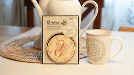 Zirbenholz Untersetzer | Sternzeichen SKORPION | 9cm ⌀ Holzuntersetzer f&uuml;r Gl...
