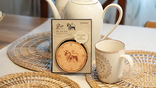 Zirbenholz Untersetzer | Sternzeichen STIER | 9cm ⌀ Holzuntersetzer f&uuml;r Gl&auml;se...