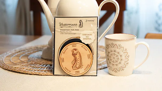 Zirbenholz Untersetzer | Sternzeichen WASSERMANN | 9cm ⌀ Holzuntersetzer f&uuml;r ...