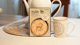 Zirbenholz Untersetzer | Sternzeichen WIDDER | 9cm ⌀ Holzuntersetzer f&uuml;r Gl&auml;s...