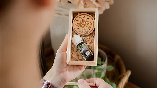Zirben&ouml;l Geschenkbox #Edelwei&szlig; | Bio-Zirben&ouml;l 10ml + Edelwei&szlig; Autoduft-Anh&auml;ng...