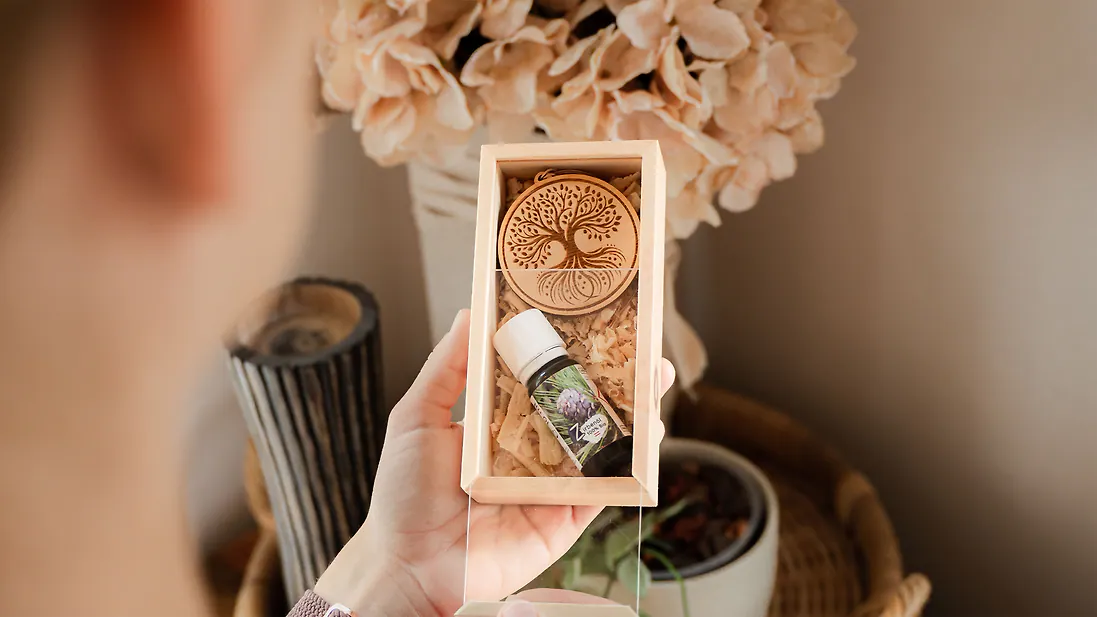 Zirben&ouml;l Geschenkbox #Lebensbaum | Bio-Zirben&ouml;l 10ml + Lebensbaum-Autoduft-Anh&auml;nger | als Geschenk verpackt in einer Box aus Zirbenholz mit Sichtfenster