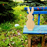 Zirbelino&reg; Deko Osterhase f&uuml;r Ostern | aus Zirbenholz | ca. 40x16cm mit Socke...