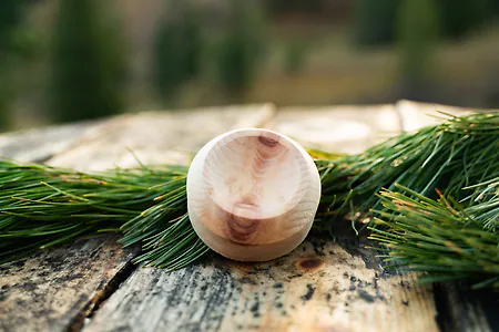 Zirbenablageteller f&uuml;r Zirbenkugel, Zirbenbirne und Zirbenapfel