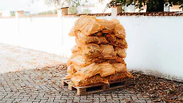 Hier sind 30 S&auml;cke Anz&uuml;ndholz abgebildet.