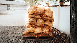 Hier sind 30 S&auml;cke Anz&uuml;ndholz abgebildet.