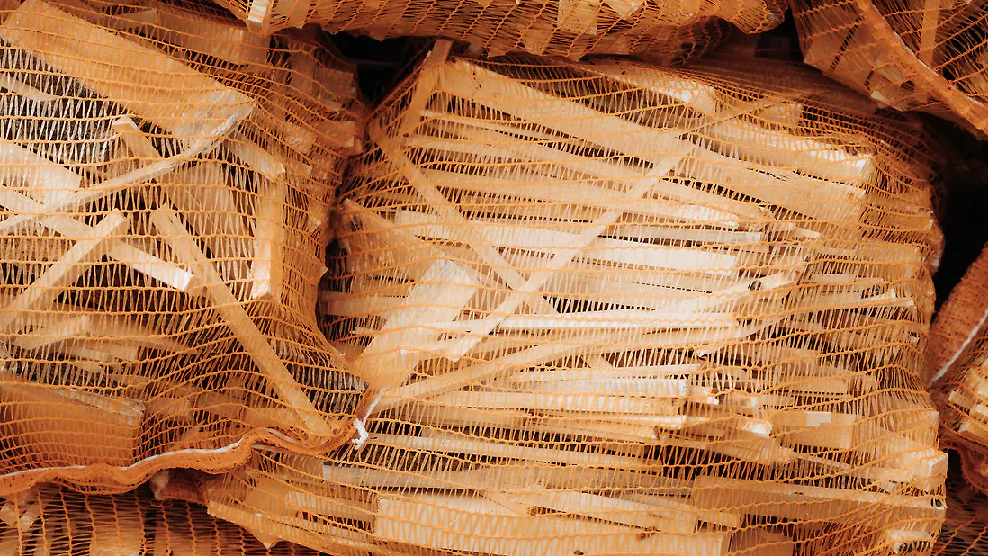 Palette Grill & Chill – 30 × 5 kg Anzündholz aus Zirbenholz, unbehandelt & getrocknet