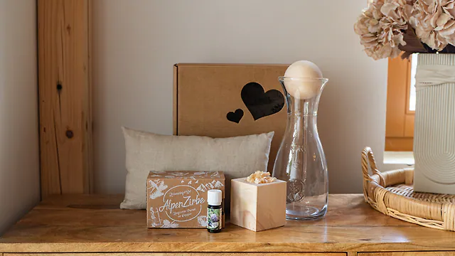 Zirben-Lieblingsbox Nummer 3 mit Kissen, W&uuml;rfel-Set und Karaffe
