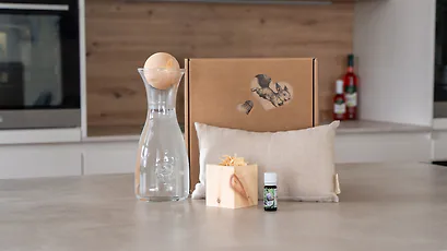 Zirben-Lieblingsbox #3: Zirbenkissen (17x29cm), Zirbenw&uuml;rfel-Set, Zirbenkugel + 1L Misura-Karaffe