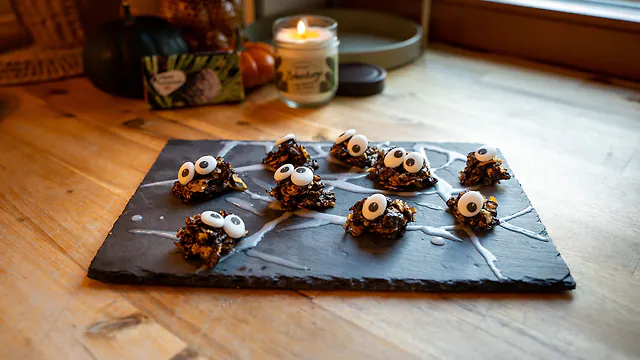 S&uuml;&szlig;e Halloween Kekse mit unserer Zirbenschokolade