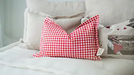 Rotes Zirbenkissen (22x34cm) - 100% Baumwolle + ZirbenW&uuml;rfel Set