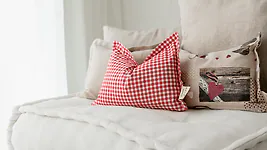 Rotes Zirbenkissen (22x34cm) - 100% Baumwolle + ZirbenW&uuml;rfel Set