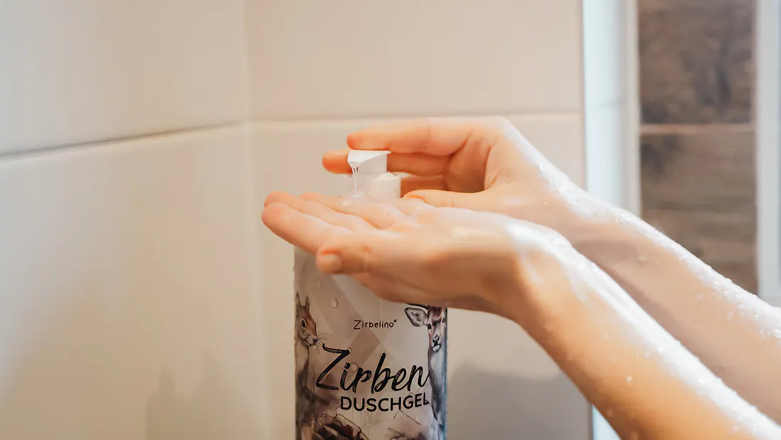 1.000ml ZirbenDuschgel 4in1 | für Körper, Haare, Gesicht und Hände | 1 Liter, mit praktischem Pumpspender
