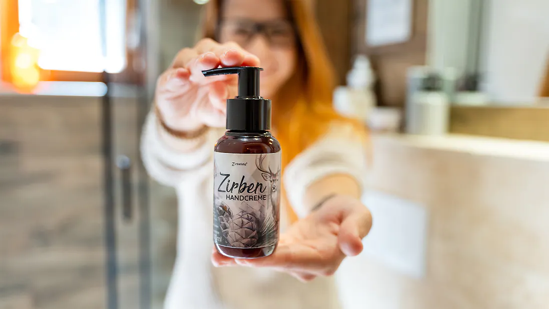 ZirbenHandcreme 100ml | zur t&auml;glichen Handpflege, mit praktischem Pumpspender | feuchtigkeitsspendend