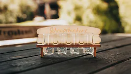 Schnapsbankerl f&uuml;r Vier inkl. 4 St&uuml;ck Schnapsgl&auml;ser | ca. 22cm x 10,5cm x 7cm 