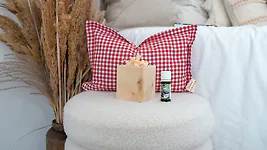 Rotes Zirbenkissen (22x34cm) - 100% Baumwolle + ZirbenW&uuml;rfel Set
