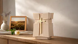 Zirbenurne - "Ruhe in Frieden mit goldenem Kreuz" - 30x19x17,5 (4L)