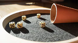 Zirbelino&reg; W&uuml;rfelpoker Set - mit W&uuml;rfelteller aus Zirbenholz, 5 Stk. Augenw&uuml;r...