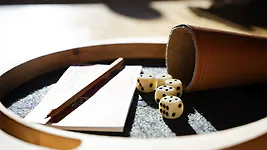 Zirbelino&reg; W&uuml;rfelpoker Set - mit W&uuml;rfelteller aus Zirbenholz, 5 Stk. Augenw&uuml;r...