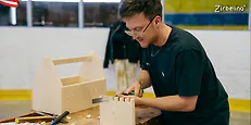 Kiefern-Chirurg Markus beim Zinken schleifen