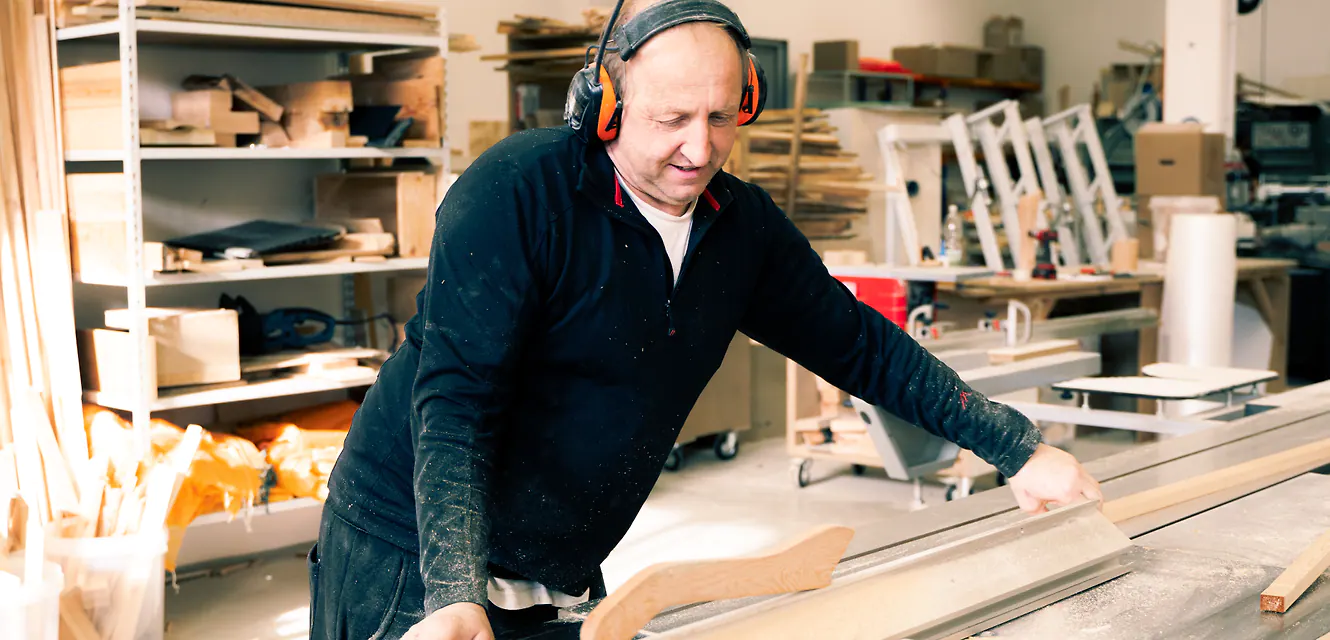 Ein Zirbelino-Tischler bei der Arbeit in unserer Werkstatt