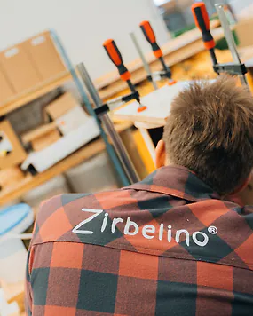 Heute zeigen wir euch einen kleinen Blick hinter die Kulissen unserer Tischlerei, wo jedes St&uuml;ck Natur mit viel Liebe und Leidenschaft handwerklich gefertigt wird. ???????? 

#zirbelino #zirbenholz #kaerntnerbetrieb #innovation #hinterdenkulissen #bts #behindthescene #naturmaterialien #handwerklichgefertigt #werkstattliebe #werkstatt #tischlerei #manufaktur #madeinaustria #austria #carinthia #naturprodukte #holz