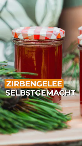 Schon mal Zirbengelee selbst gemacht? ????✨ Ab Juli haben wir wieder frische Zirbenzapfen f&uuml;r dich! Mit unseren GRATIS-Rezepten zauberst du ganz einfach feinen Sirup, Lik&ouml;r, Gelee und vieles mehr. ????????????&zwj;????

???? Jetzt vorbestellen und die Ernte im Juli sichern!