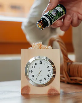 Die perfekte Kombi f&uuml;r einen entspannten Sonntag: Zeit & Zirbenduft ????Unser Zirbenw&uuml;rfelset mit Uhr erinnert dich daran, mal kurz auf Pause zu dr&uuml;cken. Ein paar Tropfen Zirben&ouml;l auf die Sp&auml;ne, tief durchatmen und einfach sein. ????

#zirbelino #zirbenprodukte #zirbe #zirbenholz #waldmomente #zirbenuhr #zirbendeko #zirbenduft #zirbensp&auml;ne #zirben&ouml;l