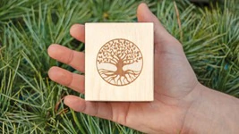 ZirbenW&uuml;rfel | Baum des Lebens | 7x7x8cm + 10g Zirbensp&auml;ne + Bio Zirben&ouml;l (10ml)