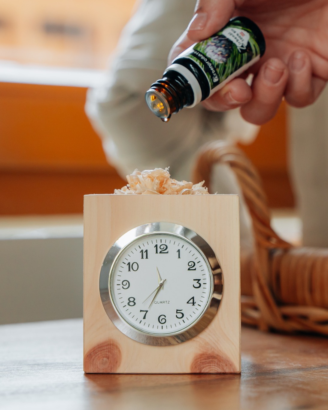 Die perfekte Kombi f&uuml;r einen entspannten Sonntag: Zeit & Zirbenduft ????Unser Zirbenw&uuml;rfelset mit Uhr erinnert dich daran, mal kurz auf Pause zu dr&uuml;cken. Ein paar Tropfen Zirben&ouml;l auf die Sp&auml;ne, tief durchatmen und einfach sein. ????

#zirbelino #zirbenprodukte #zirbe #zirbenholz #waldmomente #zirbenuhr #zirbendeko #zirbenduft #zirbensp&auml;ne #zirben&ouml;l